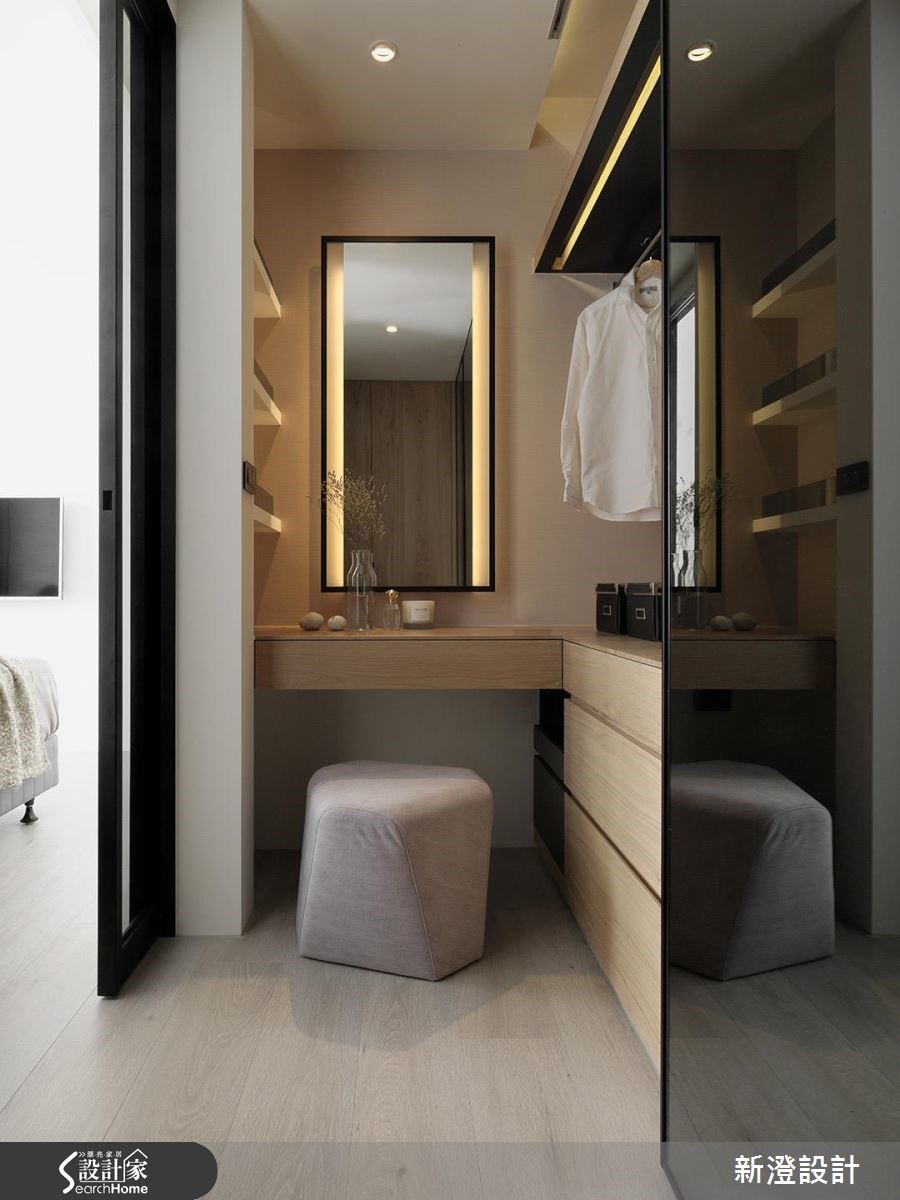 52 坪居家，設計師引用經典的黑白色調，在低彩主調中